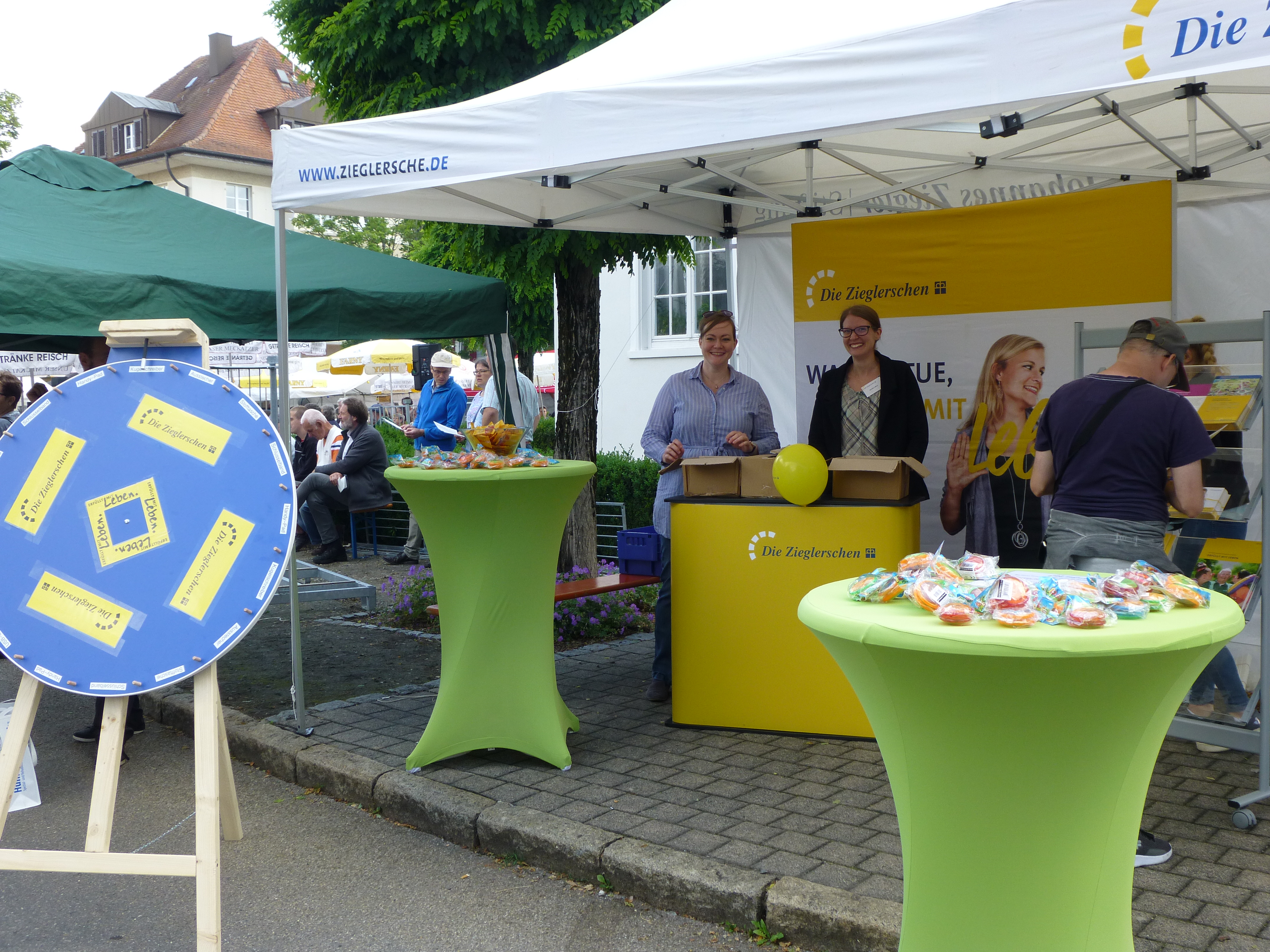 Outdoor-Krankenschwester, Eine Pflegerin Wird Unter Freiem Himmel Beglückt Outdoor-Krankenschwester, Eine Pflegerin Wird Unter Freiem Himmel Beglückt