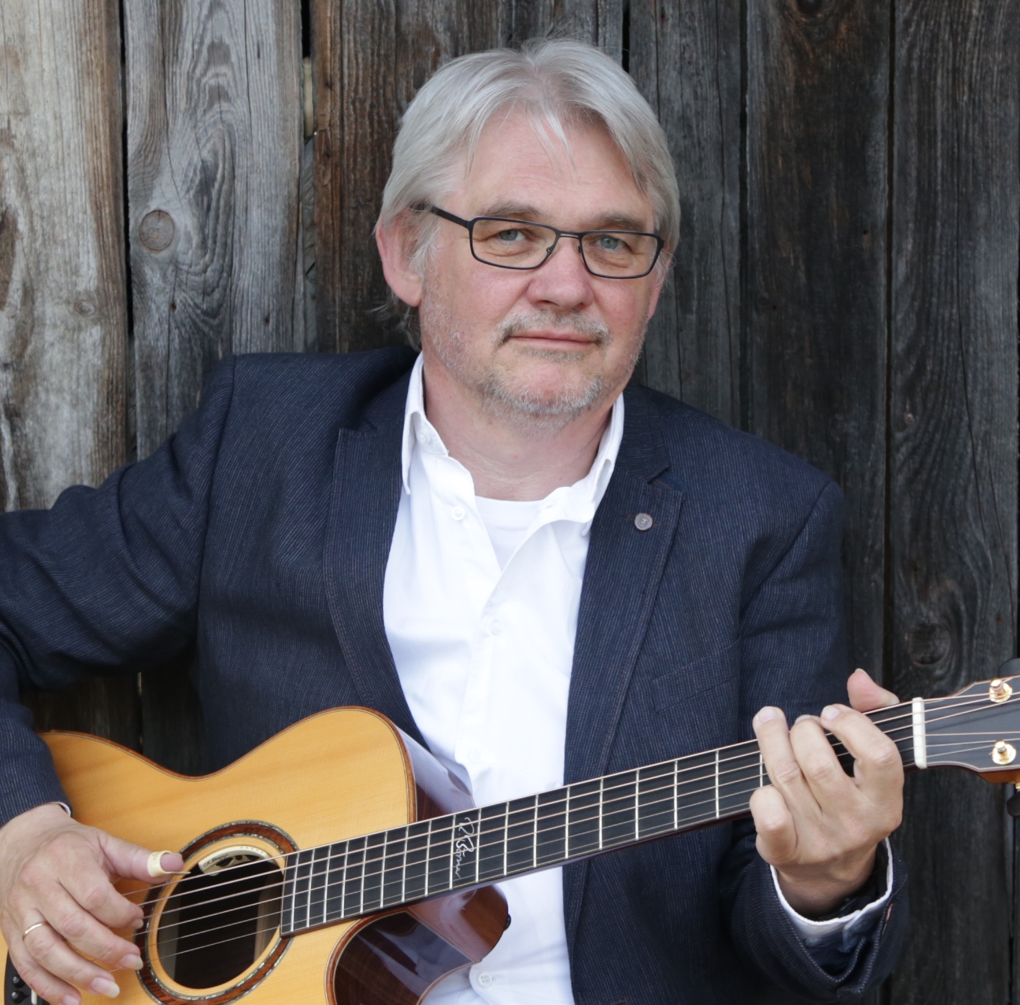 Statt Gitarre bringt er seiner Schülerin das Ficken bei Statt Gitarre bringt er seiner Schülerin das Ficken bei